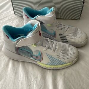 Nike Kyrie Flytrap V youth basketball shoes